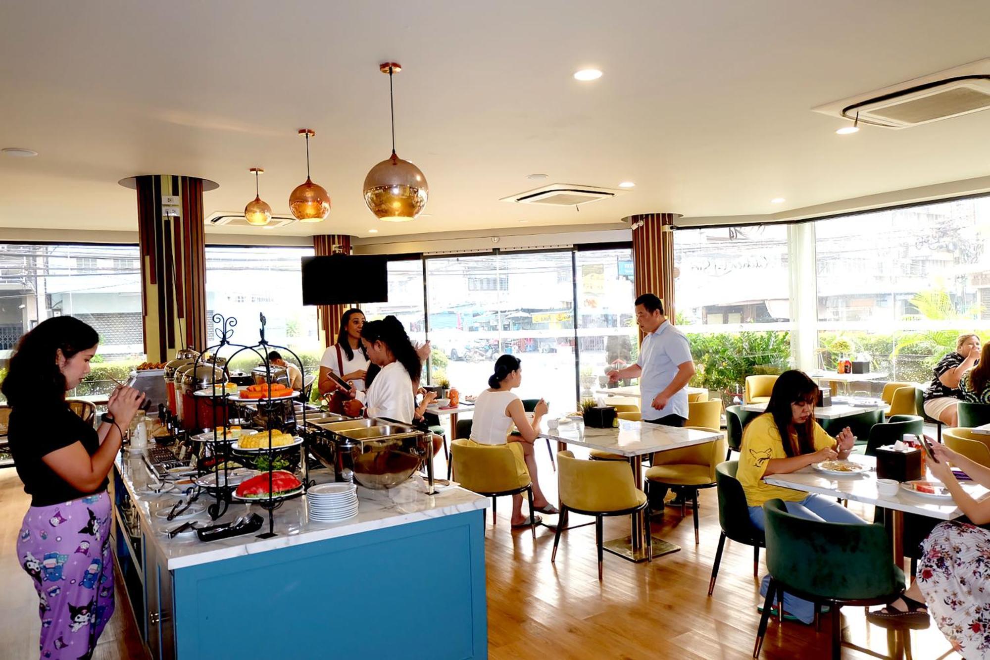 Siri Oriental Bangkok Hotel Екстериор снимка